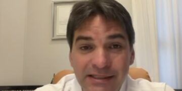 Após mal-estar por pedir votos para Efraim, Murilo Galdino explica fala em Catolé: “respeito à liderança local”