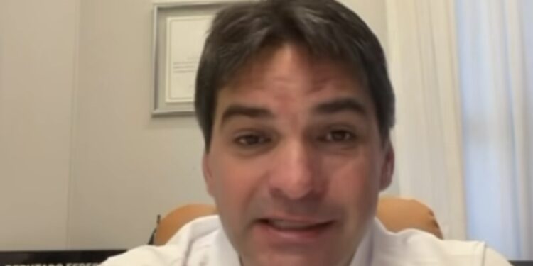 Após mal-estar por pedir votos para Efraim, Murilo Galdino explica fala em Catolé: “respeito à liderança local”