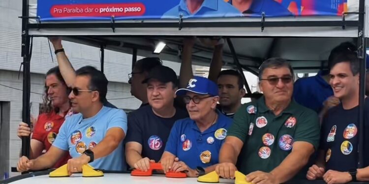 Adversários históricos em Queimadas, Ricardo e Minho se unem a Jacó Maciel durante carreata de Cícero