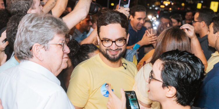 João Azevêdo destaca parceria de Tibério Limeira por Guarabira durante plenária