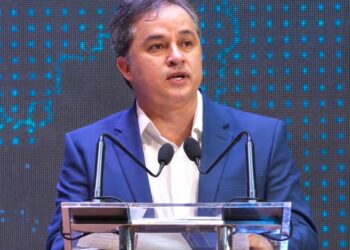 Efraim marca primeiro debate com propostas, firmeza e defesa de uma nova Paraíba