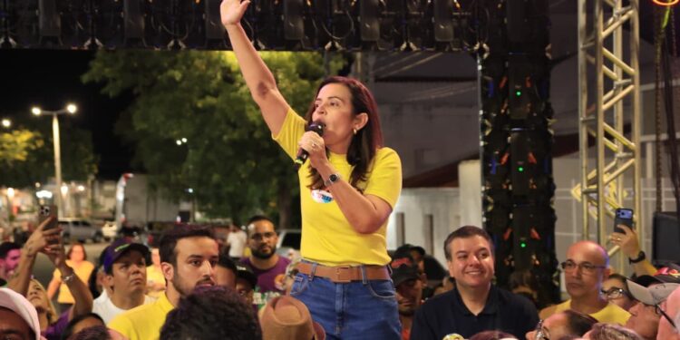 Pollyanna reúne multidão em Pombal no lançamento de sua campanha à Câmara Federal