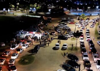 Jailma inaugura campanha com mega adesivaço no estacionamento do Almeidão