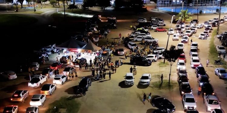 Jailma inaugura campanha com mega adesivaço no estacionamento do Almeidão