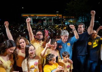 Ao lado de João e Lucas, Tibério e Jailma lotam Avenida Epitácio Pessoa em inauguração de comitê
