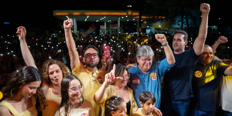 Ao lado de João e Lucas, Tibério e Jailma lotam Avenida Epitácio Pessoa em inauguração de comitê