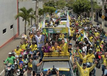 Carreta do 22 com Efraim e Bruno Cunha Lima leva multidão às ruas em Campina Grande