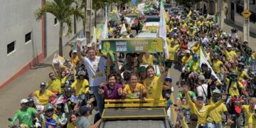 Carreta do 22 com Efraim e Bruno Cunha Lima leva multidão às ruas em Campina Grande