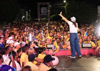 Pollyanna reúne multidão em Pombal e afirma: “A Cadeira do Povo do Sertão vai chegar a Brasília”