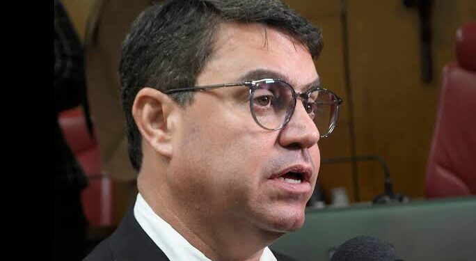 Bastidores: Diante de impasse jurídico, Dinho não envia “estrutura” de lideranças na Capital