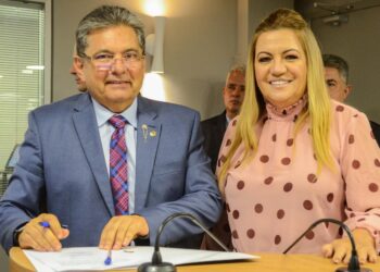 Adriano Galdino e esposa são trancados em banheiro e têm casa assaltada em Pocinhos