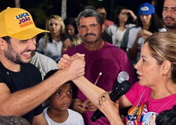 Danielle do Vale e prefeito Joaquim Fernandes arrastam multidão no bairro do Areial, em Mamanguape
