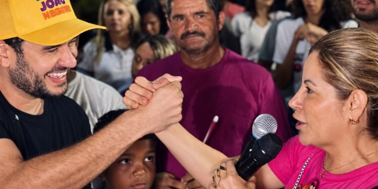 Danielle do Vale e prefeito Joaquim Fernandes arrastam multidão no bairro do Areial, em Mamanguape