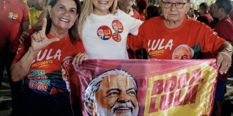 Danielle do Vale mostra posicionamento político e leva multidão às ruas em ato por Lula em Mamanguape