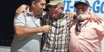 Secretário de Turismo da Paraíba ignora alinhamento do governo e aparece com adesivo de Flávio Bolsonaro