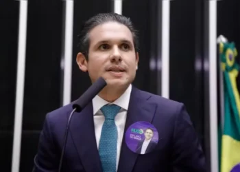 Bloco de 10 partidos do Centrão se antecipa ao PL e anuncia apoio à reeleição de Hugo Motta na Câmara