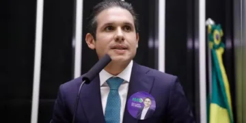 Bloco de 10 partidos do Centrão se antecipa ao PL e anuncia apoio à reeleição de Hugo Motta na Câmara