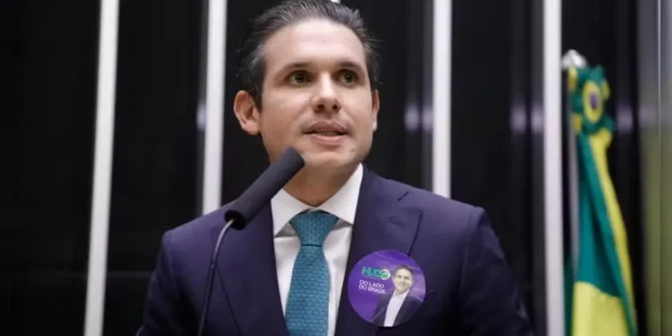 Bloco de 10 partidos do Centrão se antecipa ao PL e anuncia apoio à reeleição de Hugo Motta na Câmara
