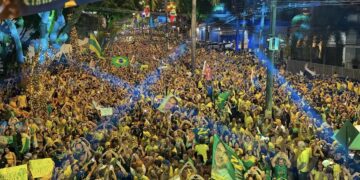 Bloquinho do 22 arrasta multidão na Capital em apoio a Flávio Bolsonaro