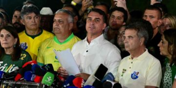 Com presença de Efraim, PL faz reunião de emergência após saída de Flávio Bolsonaro para os EUA