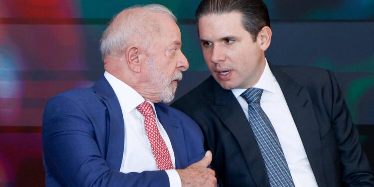Federação PT, PV e PCdoB se une ao Centrão e decide apoiar reeleição de Hugo Motta na Câmara